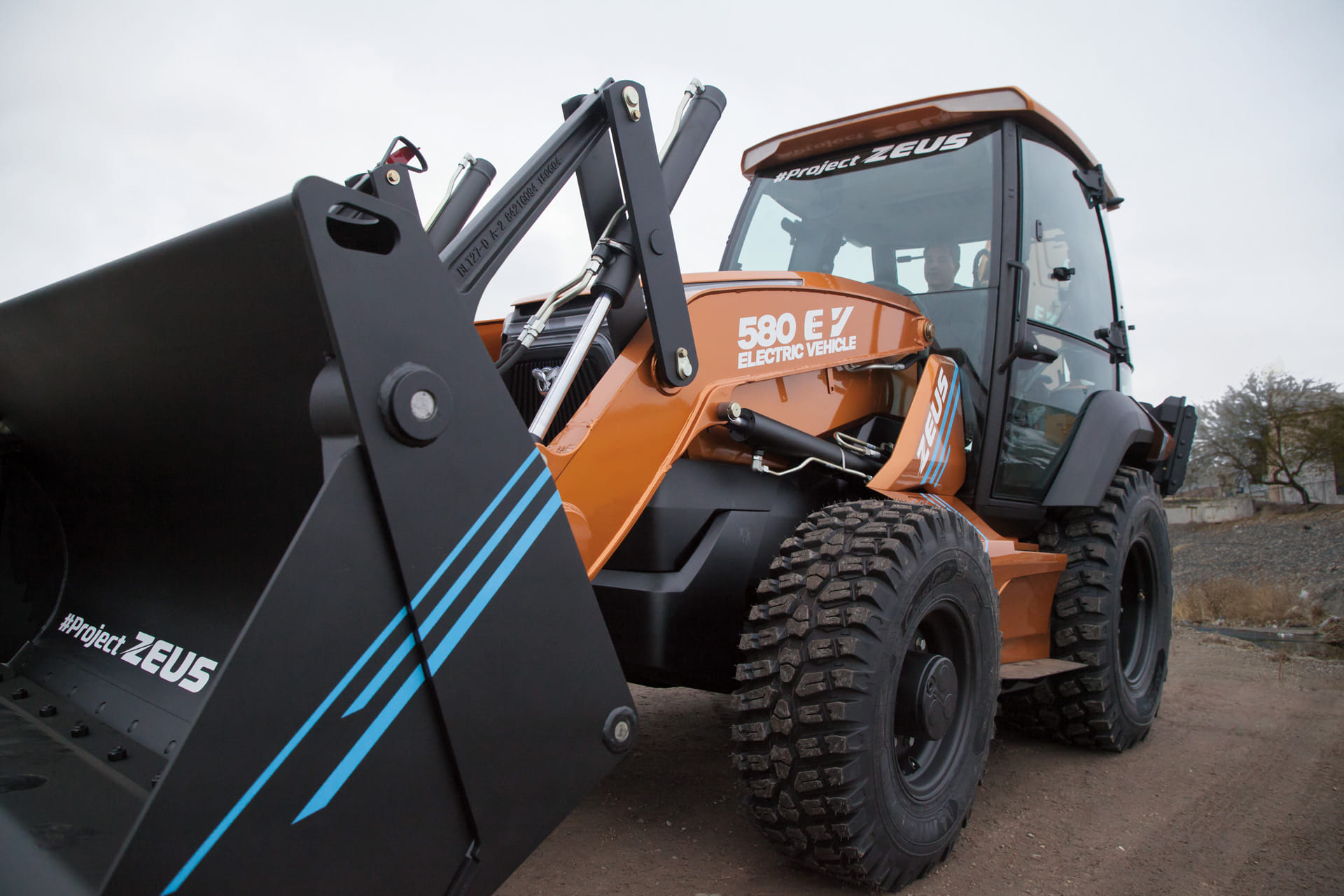 CASE reveals first fully electric backhoe loader