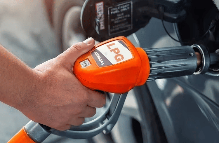 Government Allocates 20% More Commercial LPG to States; Prioritises Auto Sector