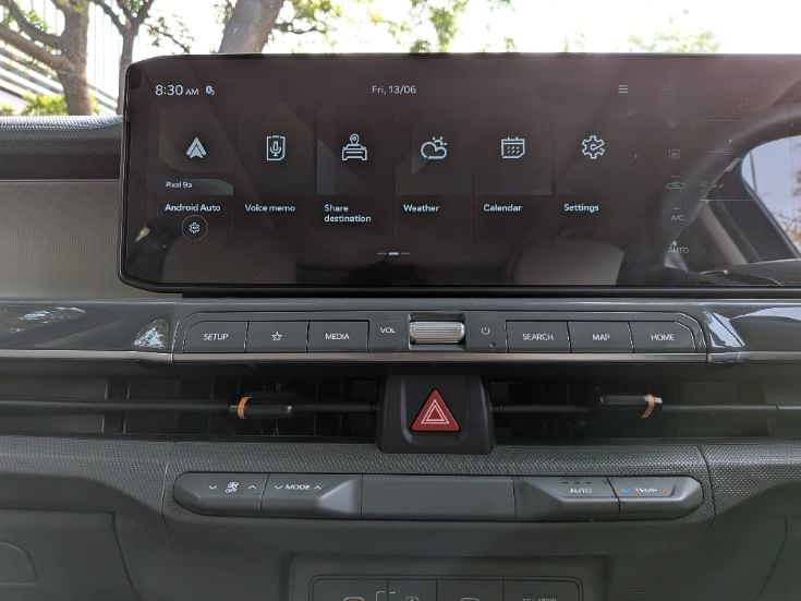Syros’ in-vehicle infotainment (IVI) system offers a top-notch software experience with large-sized icons, fluid interface and an HD screen that enables a rich dynamic range.