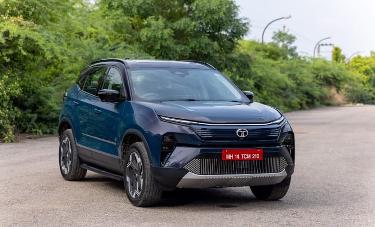 Harrier EV sports the unmistakable Harrier silhouette and rugged presence with its raised bonnet, flared wheel arches, and tall stance. A closed grille upfront is key differentiator to the ICE model.