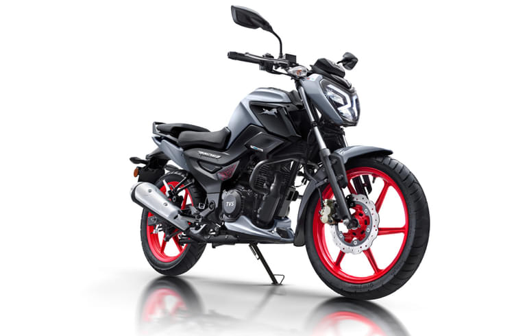 चट्टानों जैसे सड़को पर दौड़ने और 67 Kmpl के बढ़िया माय लेज के साथ launch हुई updating features वाली New TVS Raider 125 bike 2 New TVS Raider 125 bike