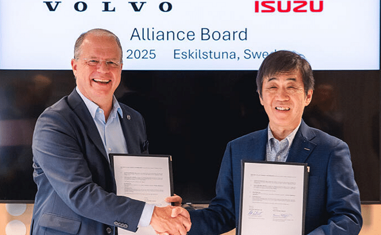 Volvo Group President & CEO Martin Lundstedt (left) and Isuzu Motors Chairman & CEO Masanori Katayama shaking hands firmly at the signing ceremony