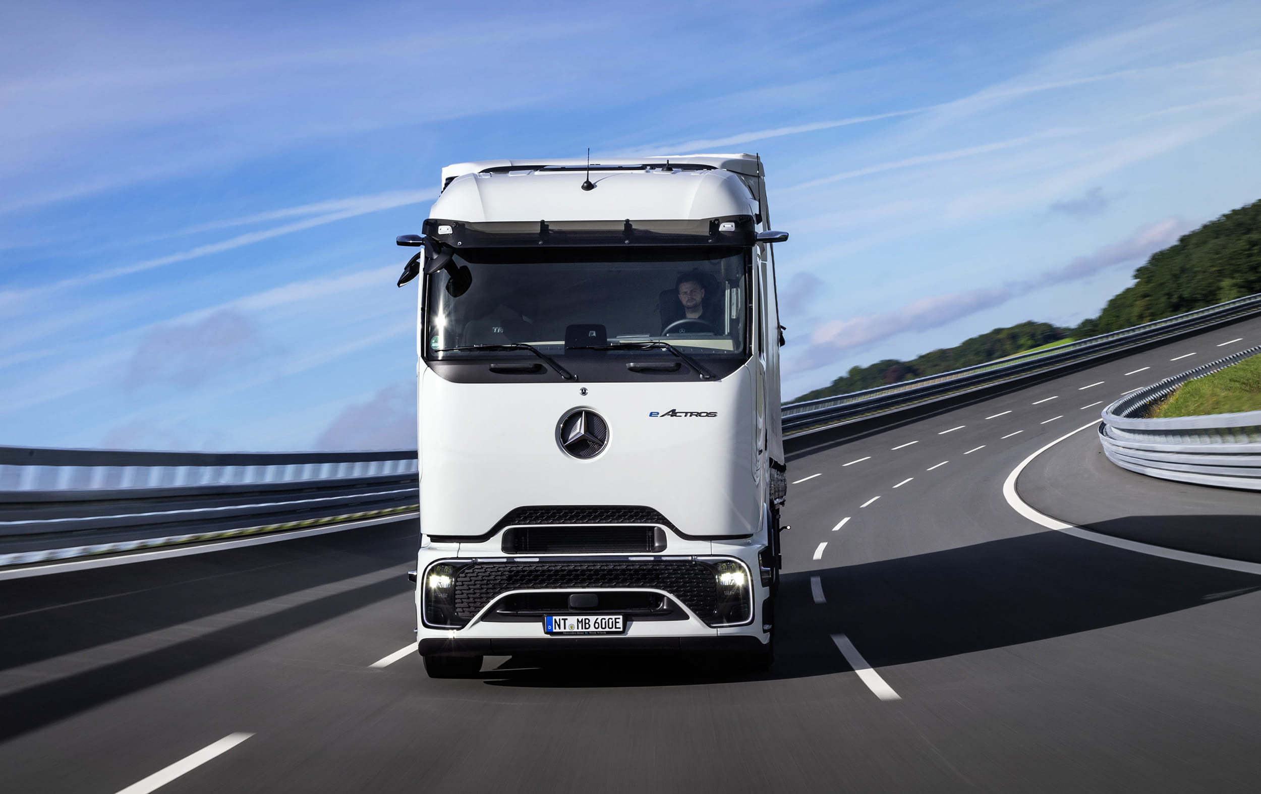 Mercedes-Benz Trucks premieres eActros 600 with 500km range