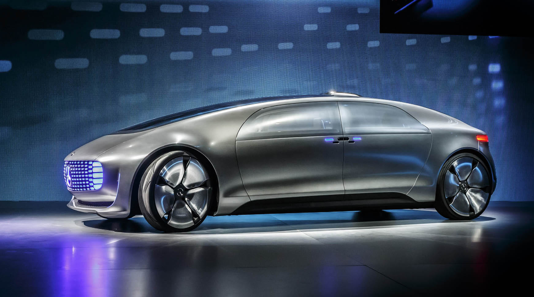 Mercedes-Benz reveals self-driving F015 concept at CES 2015