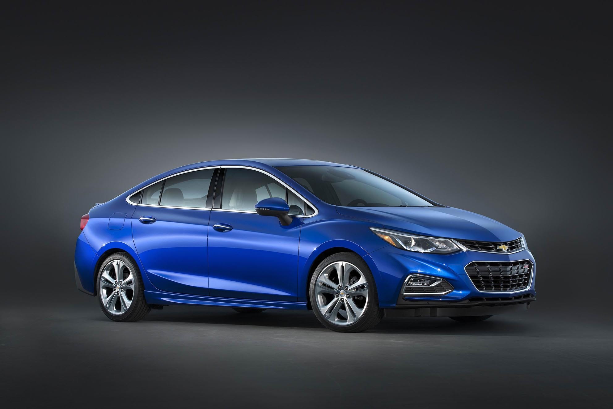 Chevrolet takes covers off new 2016 Cruze, India entry in 2017