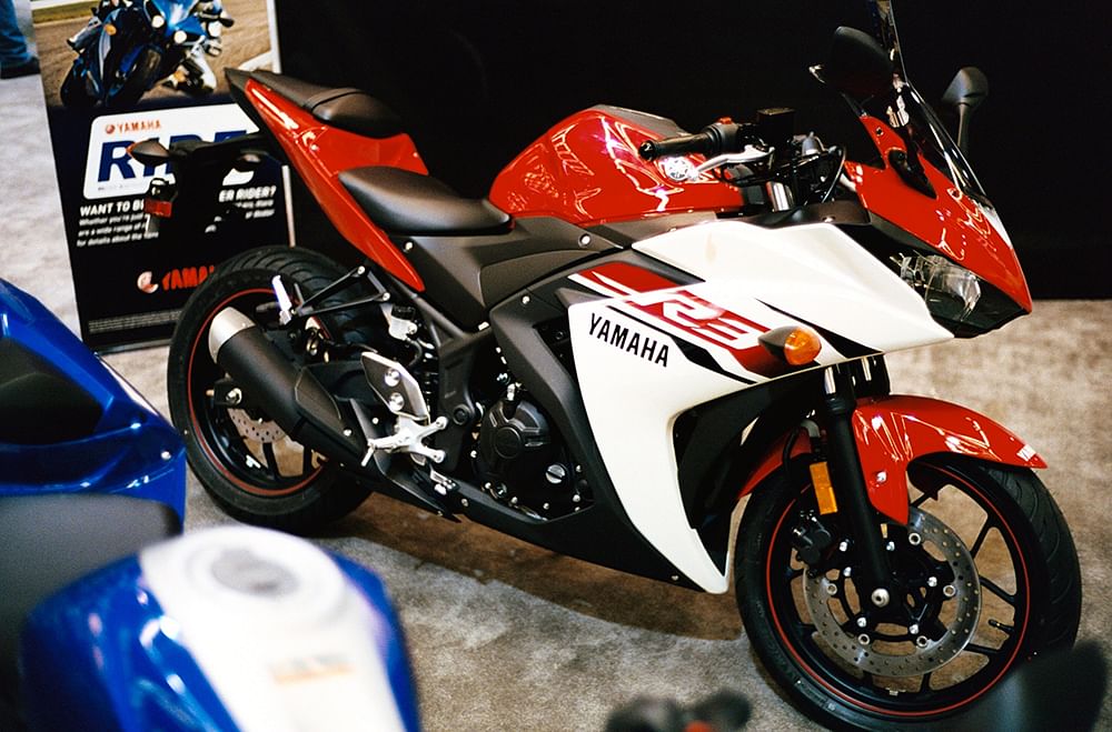 2015-yamaha-yzf-r3-right