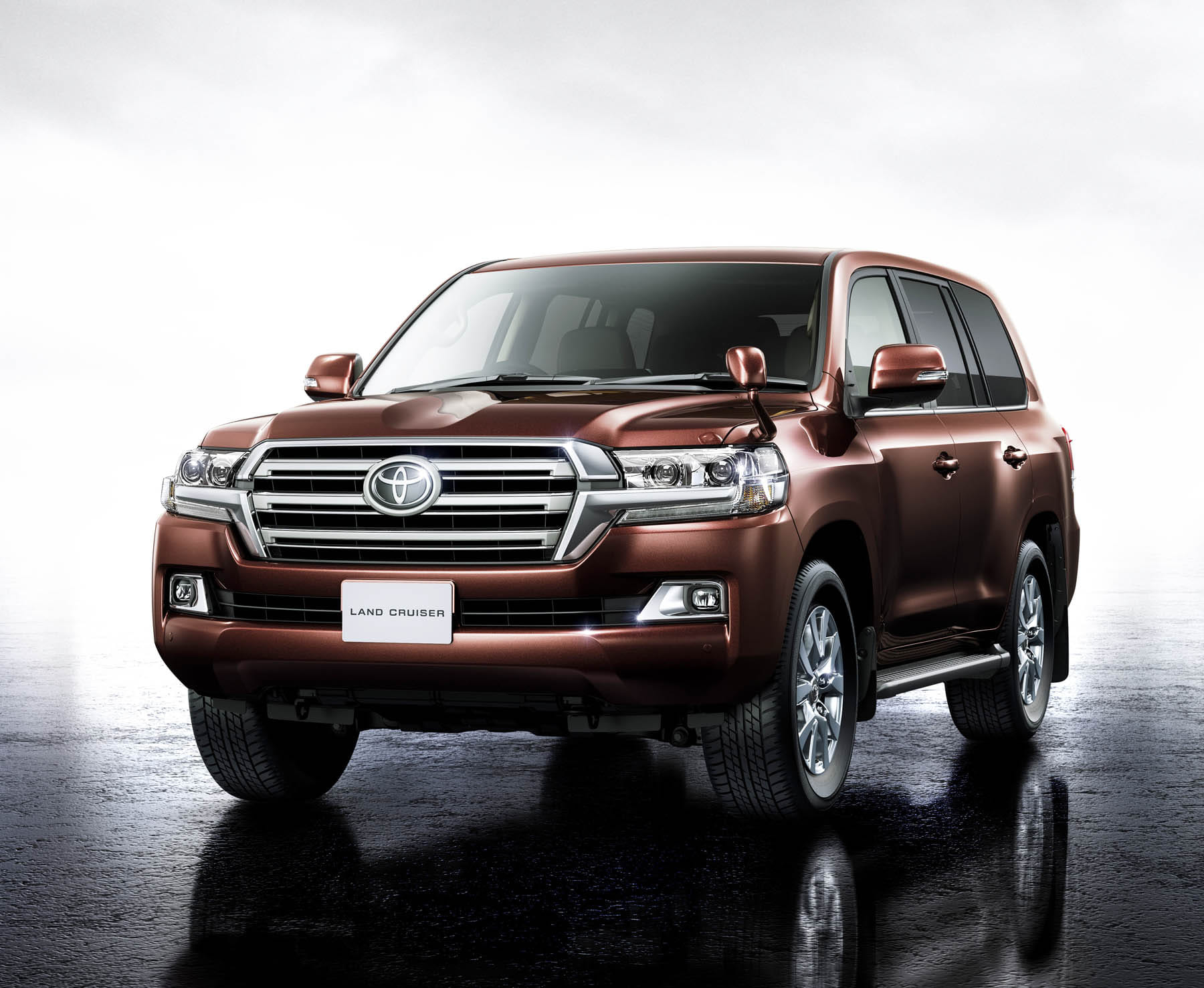 New tech-laden Land Cruiser 200 debuts Toyota's latest safety and driver assistance features
