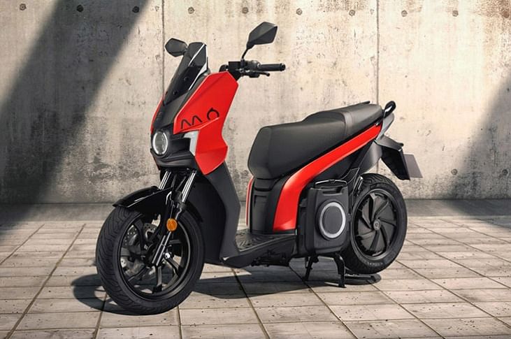 Range-topping 125 model is a full-fledged electric motorcycle. It mates a 12bhp motor to a 5.6kWh battery, providing a range of up to 125km and the performance of a 125cc motorcycle.