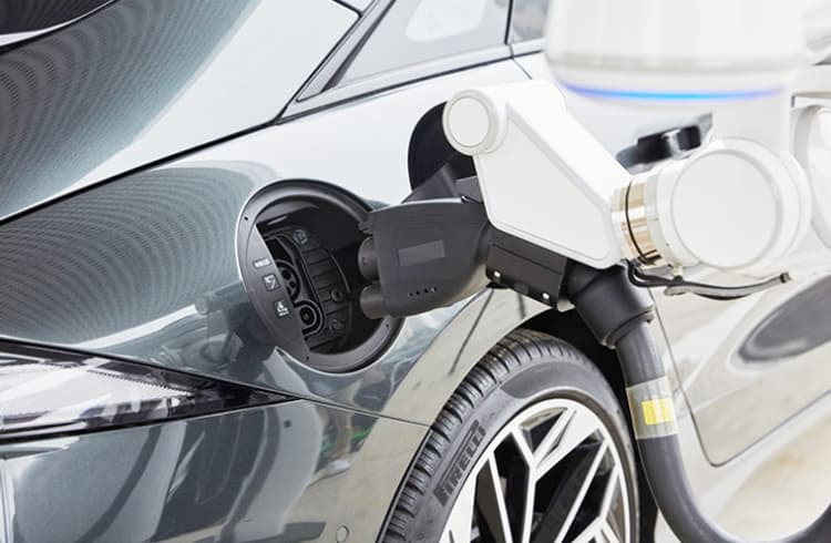 Hyundai develops automatic charging robot for EVs | Autocar Professional