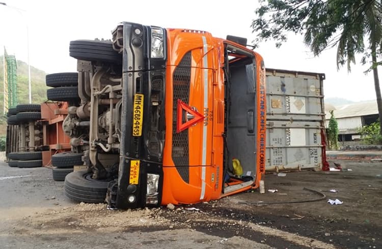 overloaded vehicles accounted for a share of 10.1% of total accidents,
11.9% of total killed and 10% of the injured in 2018. overloaded vehicles accounted for a share of 10.1% of total accidents,
11.9% of total killed and 10% of the injured in 2018.