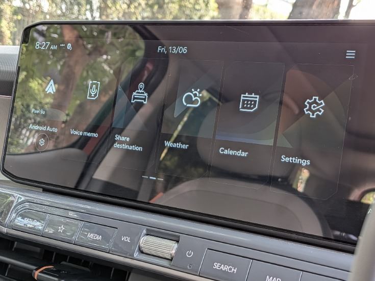 Syros has a safety-oriented human-machine interface (HMI) with touch-based icons and physical buttons on the centre console and steering wheel to operate various car functions.