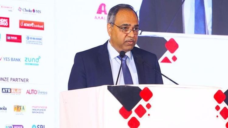 SIAM President Shailesh Chandra speaking at FADA's 7th Auto Retail Conclave