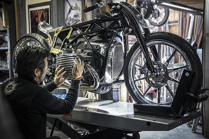 Custom bike with prototype of new BMW Motorrad boxer engine wows Japan